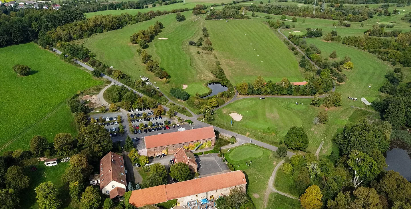 18 Löcher, Par 72, 70 Hektar