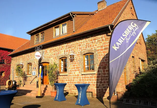 Terrasse und Clubhaus am Websweiler Hof