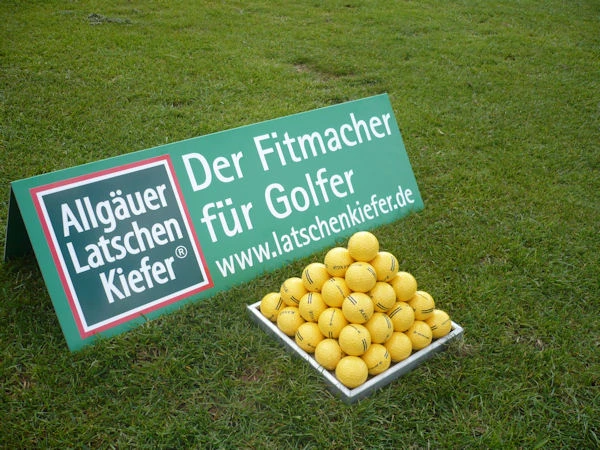 Driving Range 300 m, 10 überdachte Abschläge