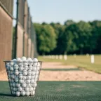 Ballkorb auf der Abschlagmatte der Driving Range