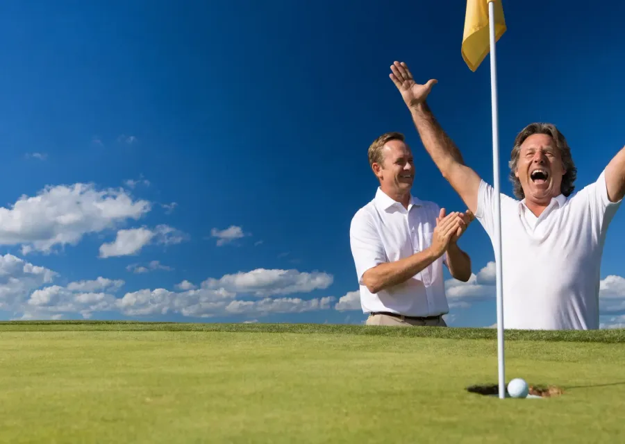 Spielerin auf der Driving Range im Sonnenlicht