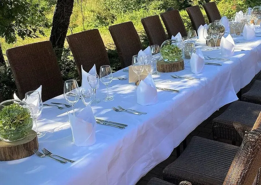 Terrasse mit altem Eichenbaum am Clubhaus