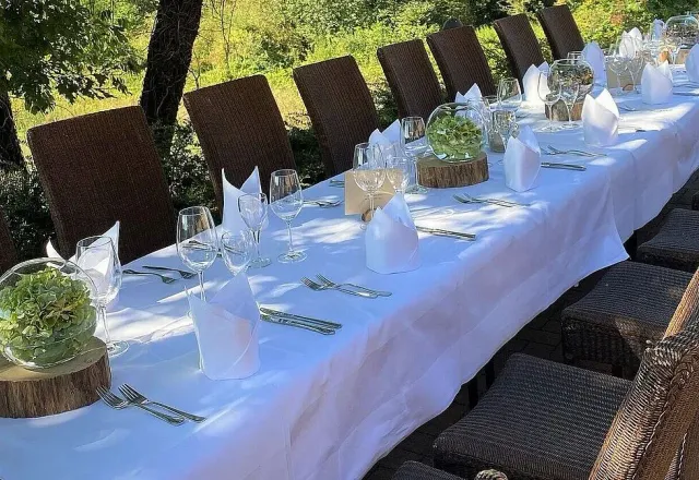 Terrasse mit altem Eichenbaum am Clubhaus